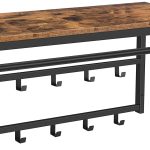 Estante de madera con perchero