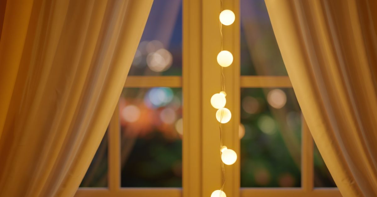 Cómo decorar una ventana con luces